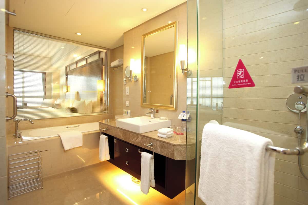 Basic Twin Room, City View | 1 bilik tidur, peti besi dalam bilik, meja, ruang kerja komputer riba