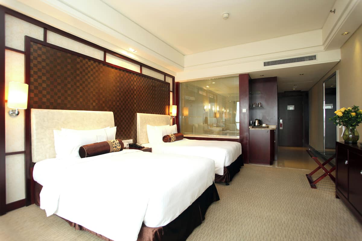 Quarto duplo básico, vista para a cidade | Cofres nos quartos, escrivaninha, espaço de trabalho para notebook