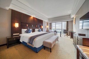 Room | In-room safe, desk, laptop workspace, blackout drapes