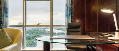 Comfort Suite, Lake View | 1 bilik tidur, peti besi dalam bilik, meja, ruang kerja komputer riba