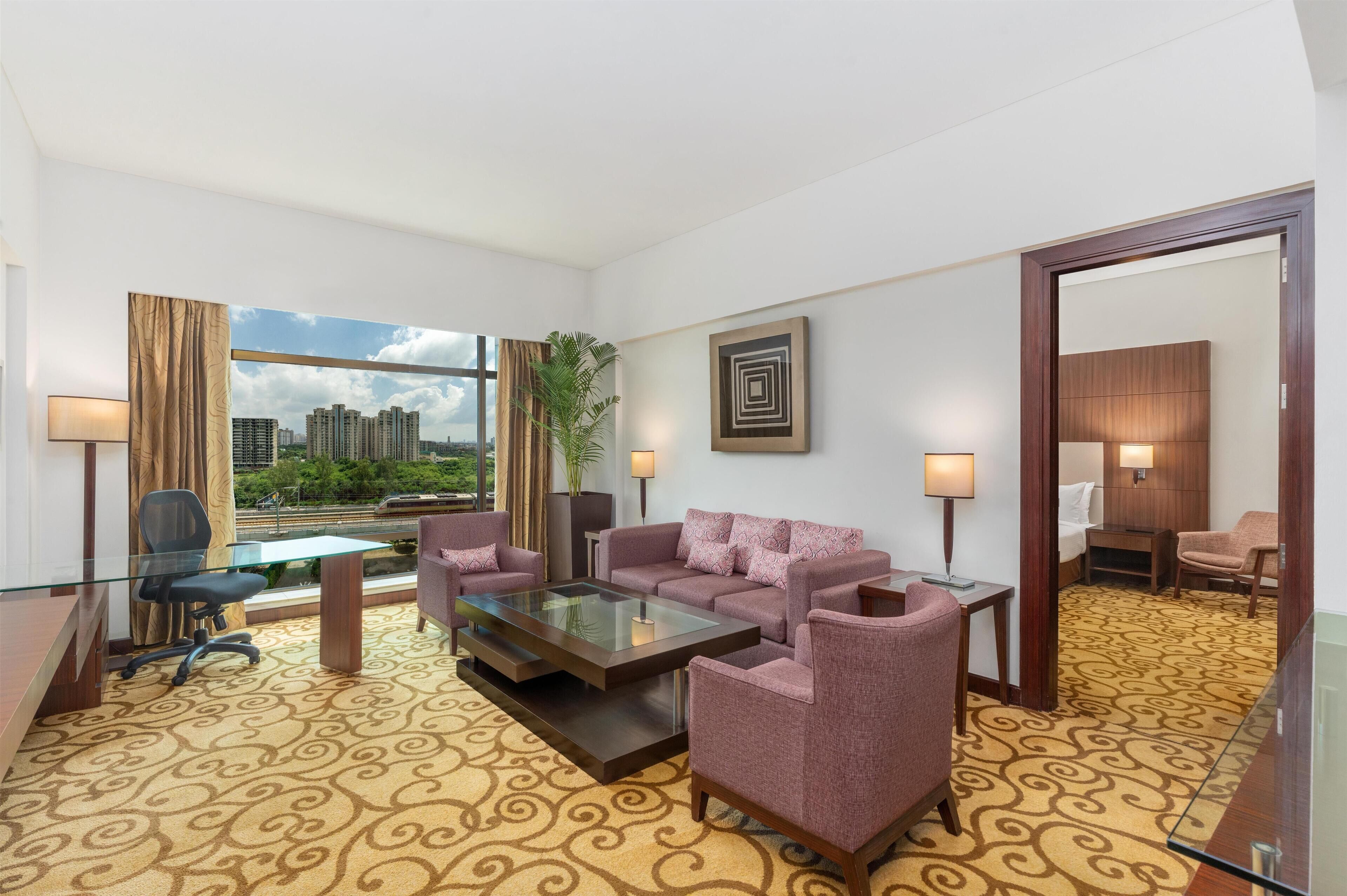 Executive Suite | Minibar, in-room safe, desk, free rollaway beds