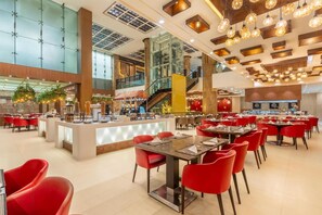 4 restaurantes, se sirve desayuno