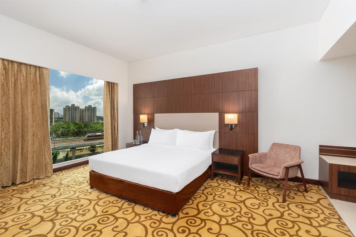 Executive Suite | Minibar, in-room safe, desk, rollaway beds (free)