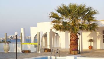 Een seizoensgebonden buitenzwembad, gratis zwembadcabana's