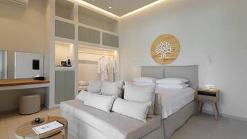 Honeymoon studio suite, privézwembad, uitzicht op tuin | Luxe beddengoed, donzen dekbedden, een kluis op de kamer, een bureau