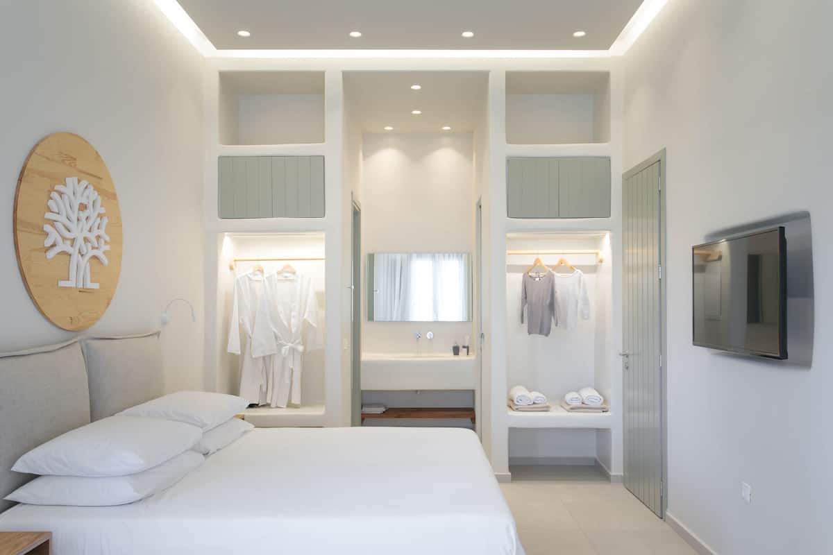Junior Suite, Hot Tub, Garden View | 2 bedrooms, premium bedding, down comforters, in-room safe