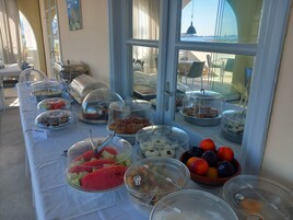 Desayuno con opciones de la cocina local incluido todos los días