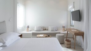 Suite, piscine privée, vue jardin | Coin séjour