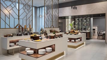 4 间餐厅,供应早餐、午餐和晚餐,国际美食