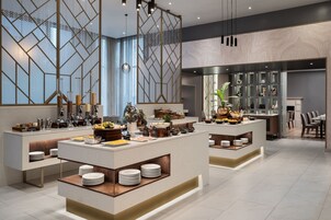 4 间餐厅，供应早餐、午餐和晚餐，国际美食