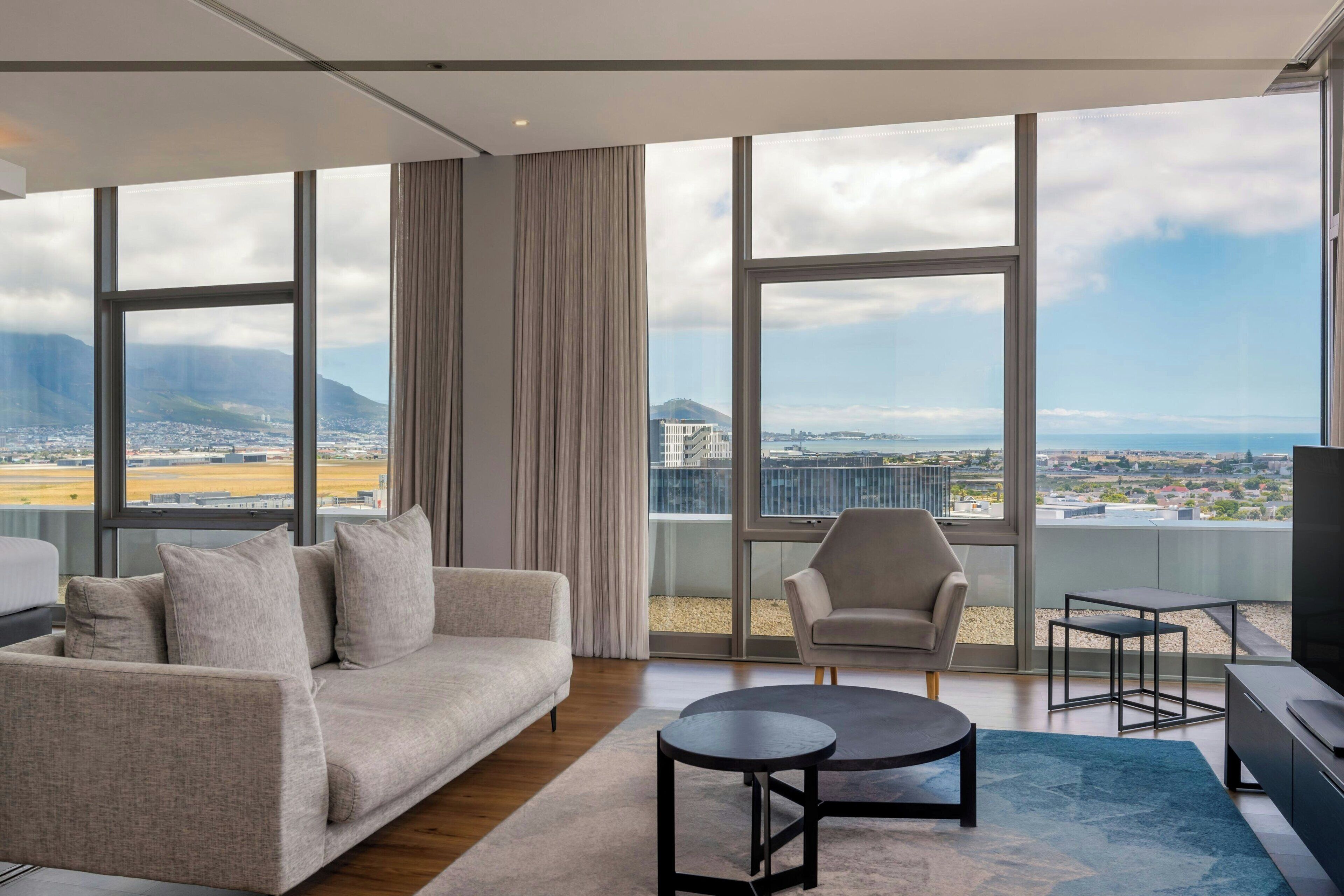 高档床上用品、迷你吧、客房内保险箱、办公桌