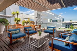 Una piscina al aire libre, sillones reclinables de piscina
