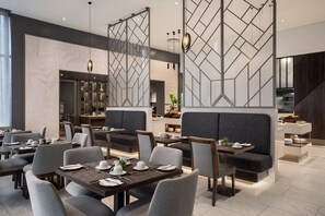 4 restoran; melayani sarapan, makan siang, dan makan malam
