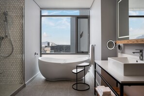 Executive Room, 1 King Bed | Bathroom