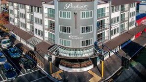 A hotel with a central dome, multiple floors, and a visible reception area. - Parkview On Hagley (Christchurch)