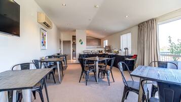 Daily continental breakfast (NZD 25 per person)
