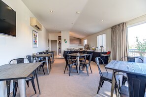 Daily continental breakfast for a fee - Parkview On Hagley (Christchurch)