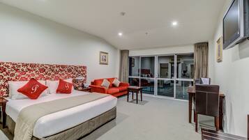 Quarto executivo | Individualmente decorados, individualmente mobiliados, escrivaninha