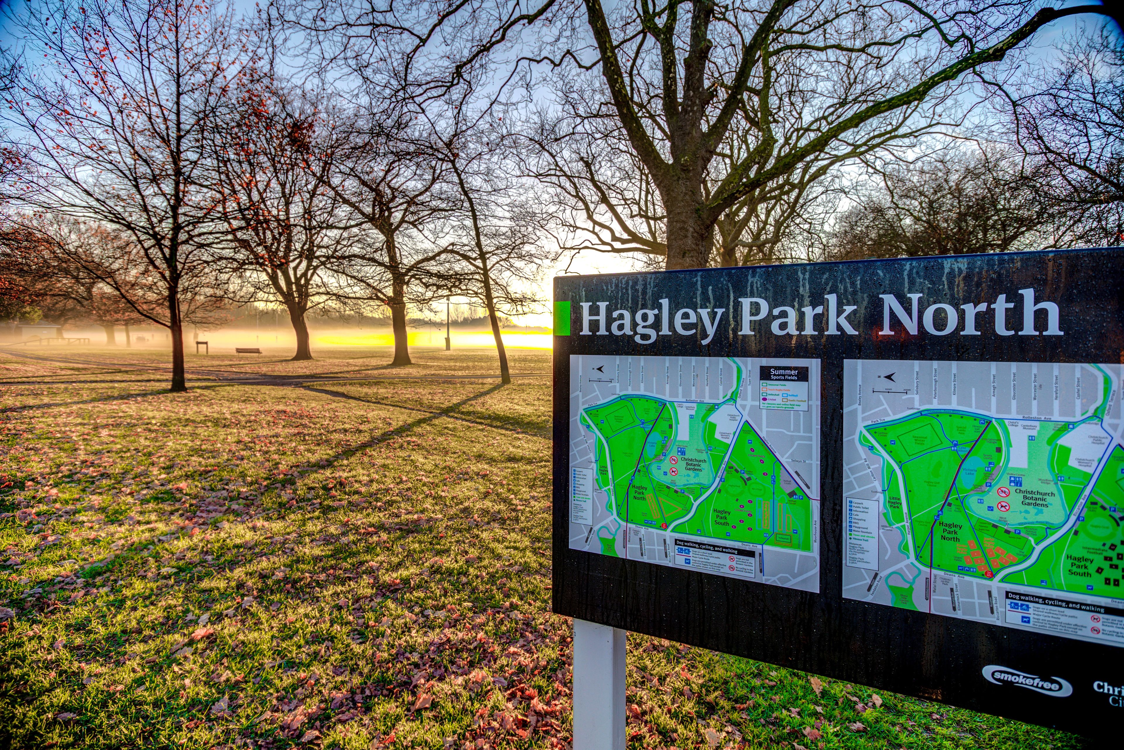 Un senyal de parc amb un mapa i el nom 'Hagley Park North'.