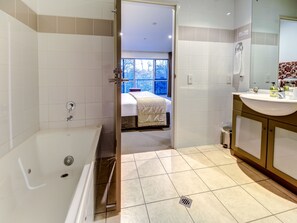 Executive-Zimmer | Badezimmer | Regendusche, kostenlose Toilettenartikel, Haartrockner, Handtücher