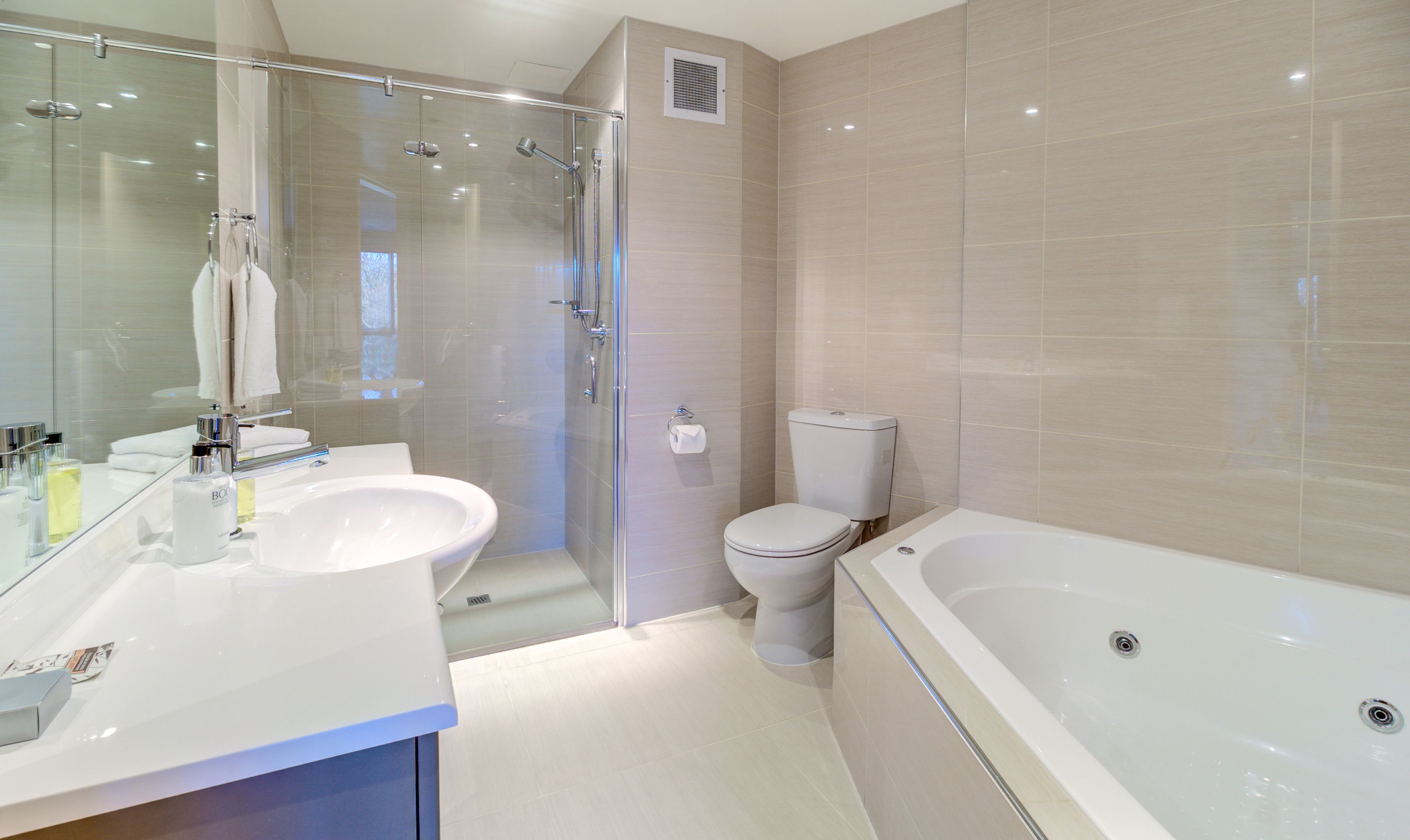 Premier Executive Room | Bathroom | Rainfall showerhead, free toiletries, hair dryer, towels
