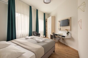 Deluxe Room | In-room safe, desk, laptop workspace, blackout curtains - Kristály Hotel (Keszthely)