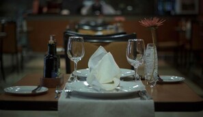 朝食、ランチ、ディナーに営業
