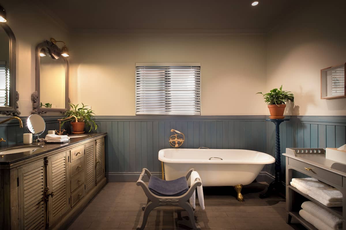 Baignoire et douche séparées, baignoire relaxante profonde