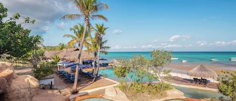 2 piscinas al aire libre, cabañas de piscina gratuitas, sombrillas