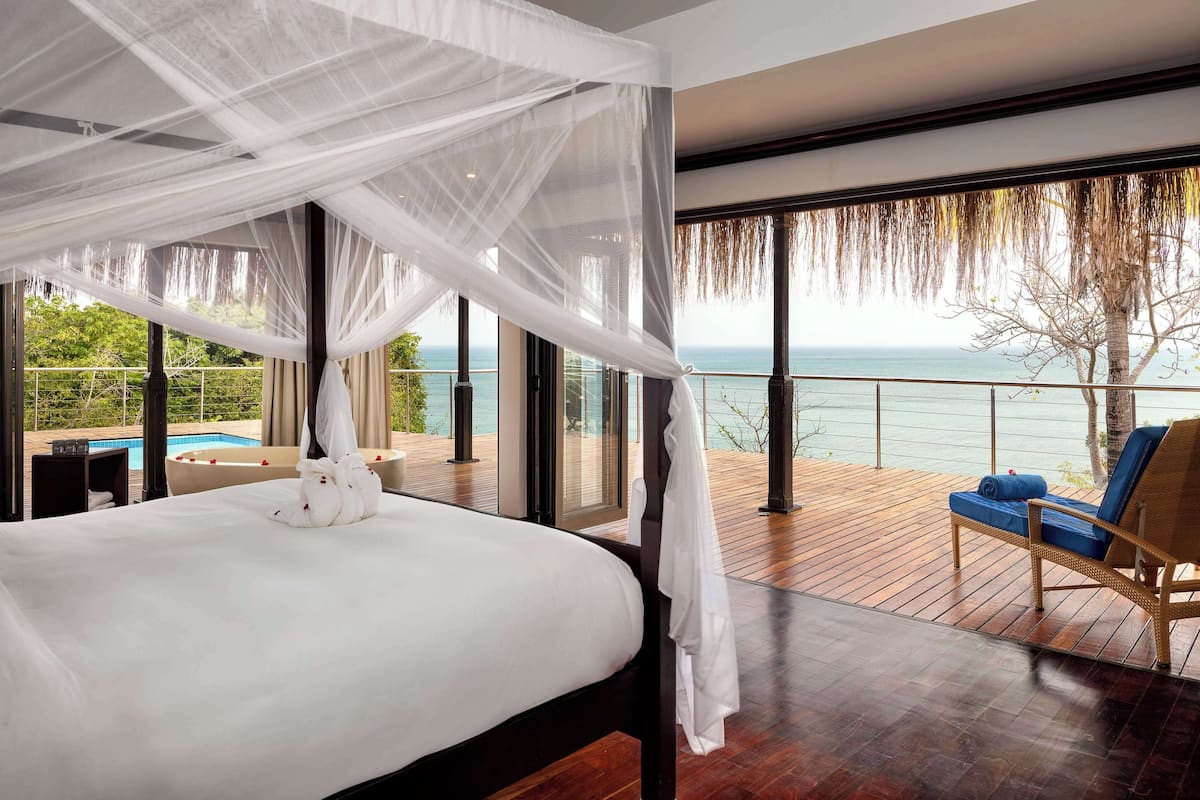 Premium bedding, down duvets, free minibar, in-room safe