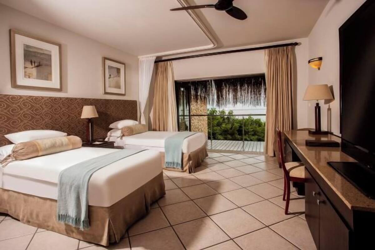 Premium bedding, down duvets, free minibar, in-room safe