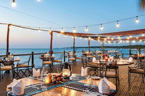 3 restaurants, breakfast, lunch, dinner served; barbecue