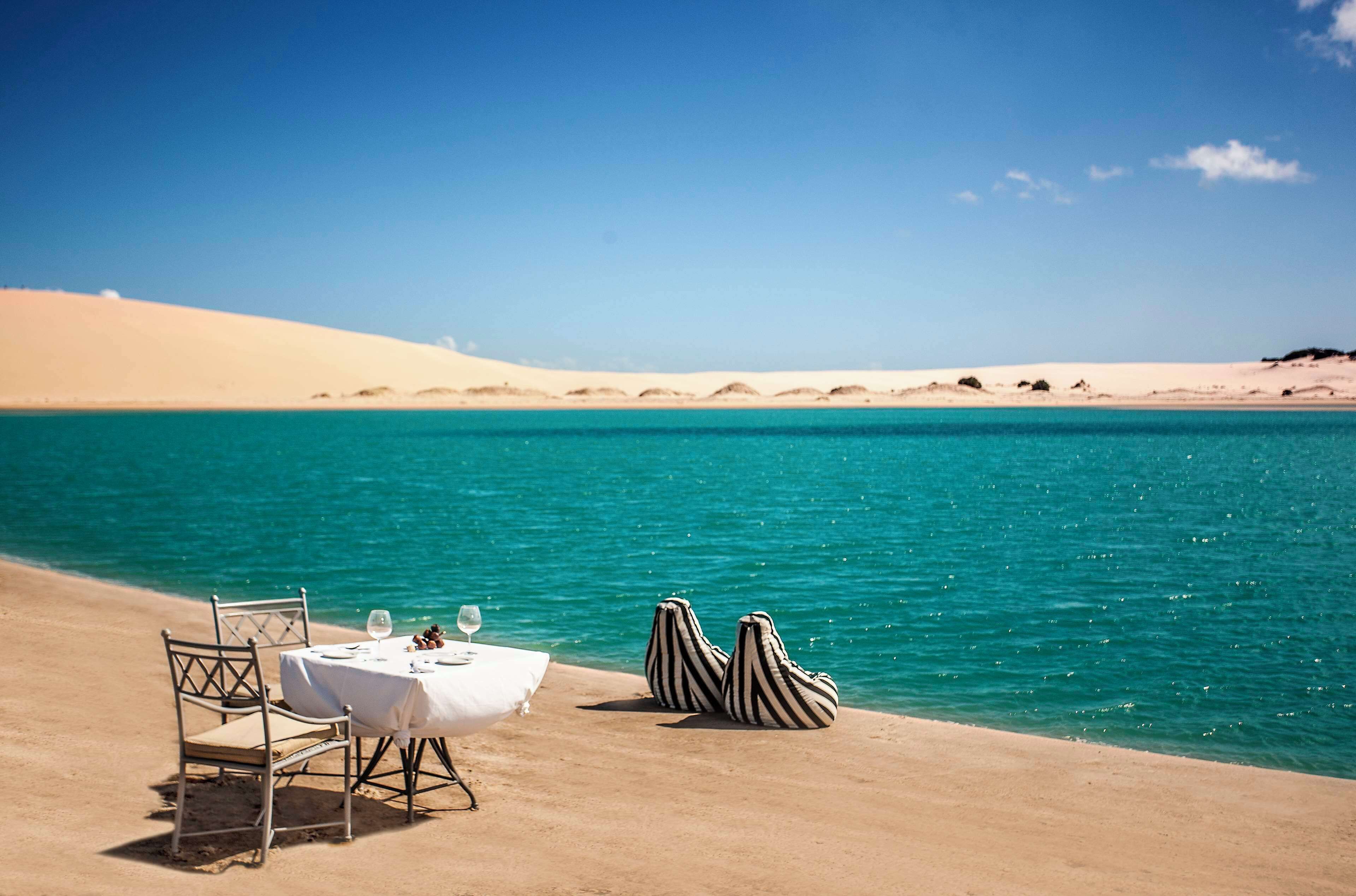 Playa privada, arena blanca, camas de playa gratis