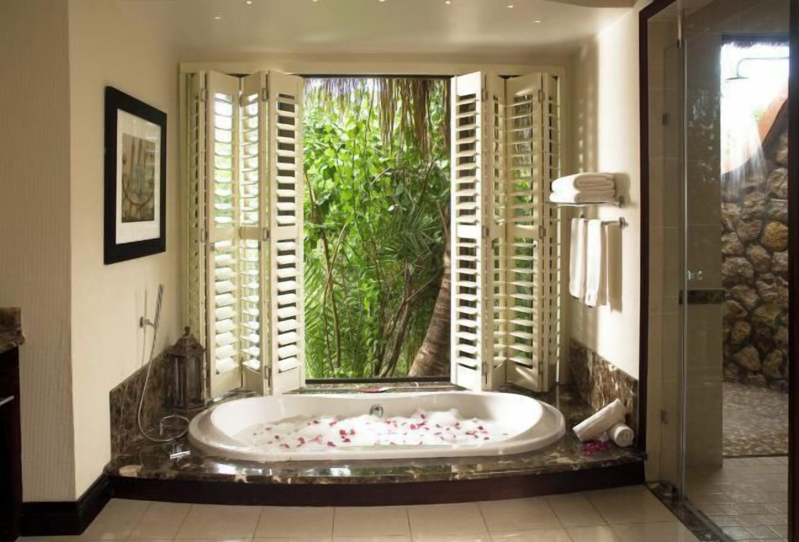 Separate bathtub and shower, deep-soaking bathtub, rainfall showerhead