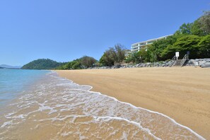 Playa en los alrededores y toallas de playa 