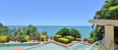 室外游泳池,池畔遮阳伞,日光浴躺椅