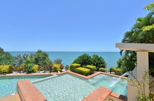 Εξωτερική πισίνα, ομπρέλες πισίνας, ξαπλώστρες