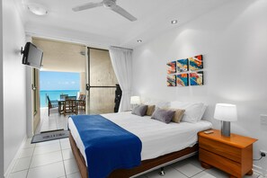 Appartement panoramique, 2 chambres, vue sur l’océan | Lit avec matelas à plateau-coussin, coffre-fort, ameublement unique