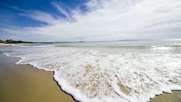 Beach nearby, white sand, beach towels