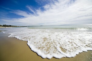 Plage à proximité, sable blanc, serviettes de plage