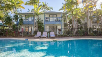 3 piscinas al aire libre, tumbonas