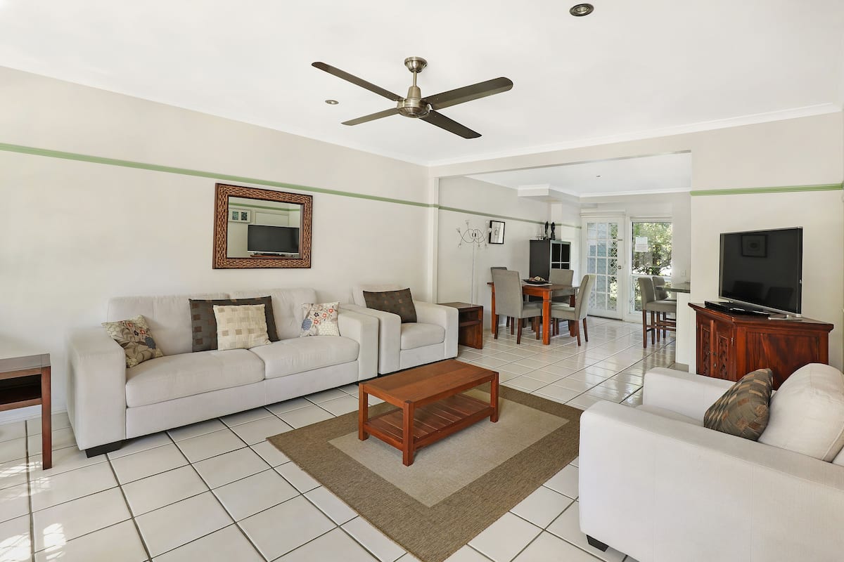 Townhome, 2 Bedrooms | Kalis bunyi, seterika/papan seterika, Wi-fi percuma 