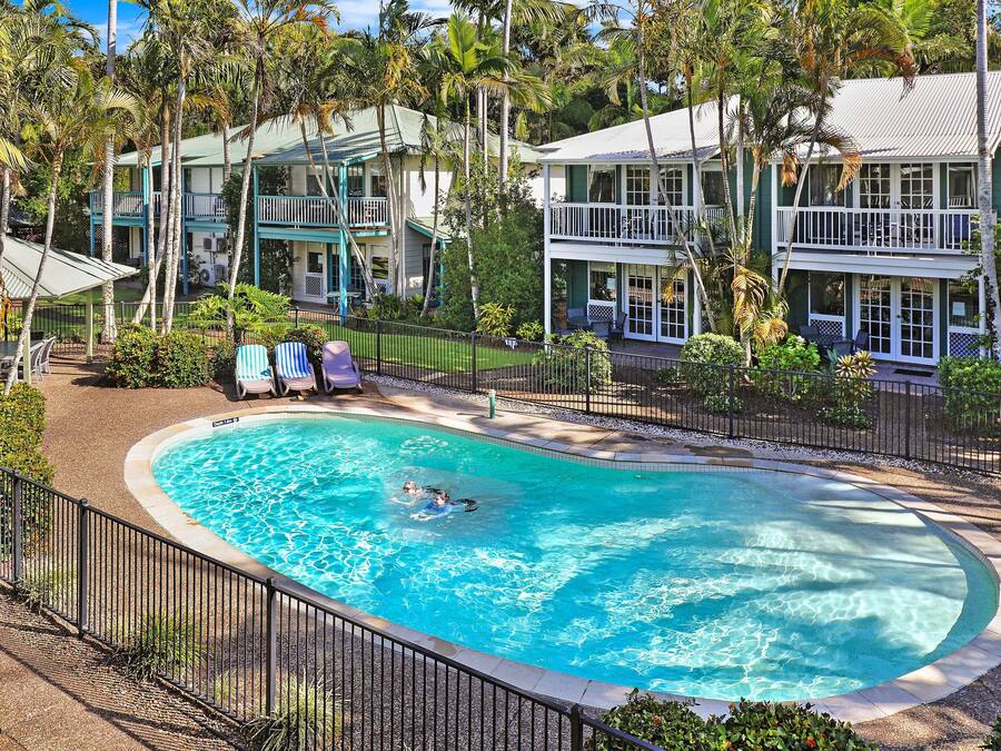 3 outdoor pools, pool loungers