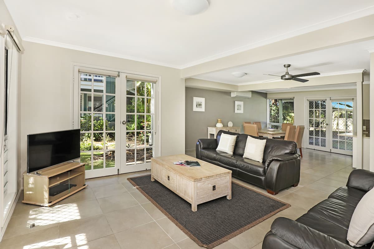 Townhome, 3 Bedrooms | Kalis bunyi, seterika/papan seterika, Wi-fi percuma 