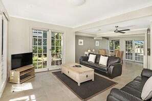 Individually decorated, individually furnished, soundproofing - Coral Beach Noosa Resort (Noosaville)