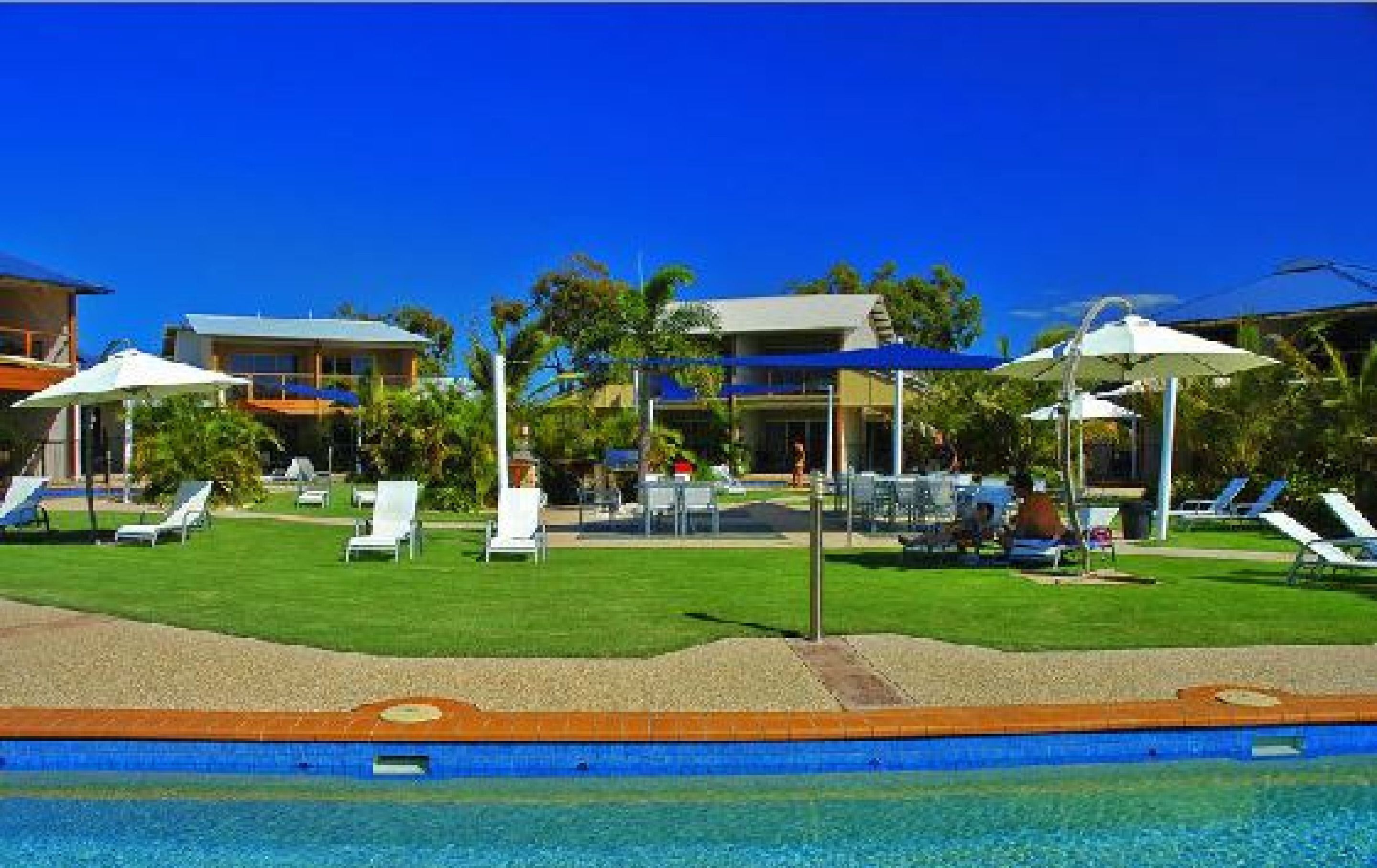 4 outdoor pools, a heated pool, pool loungers