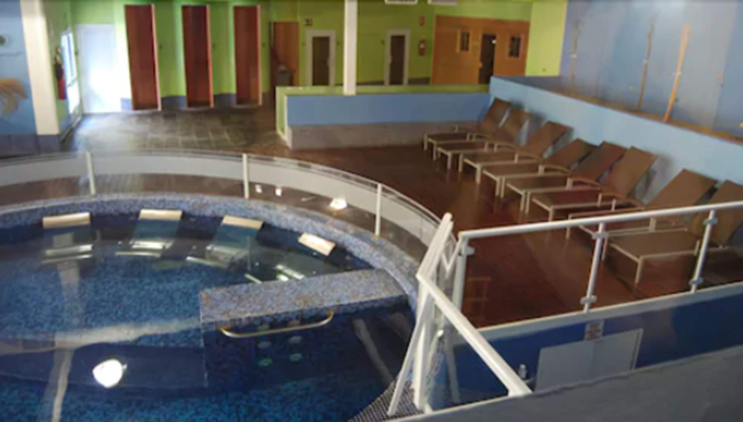 Bañera de hidromasaje cubierta