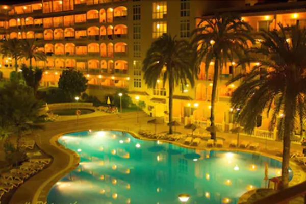 Seasonal outdoor pool, pool umbrellas, sun loungers