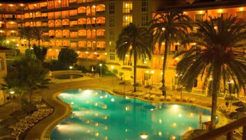 Una piscina al aire libre de temporada, sombrillas