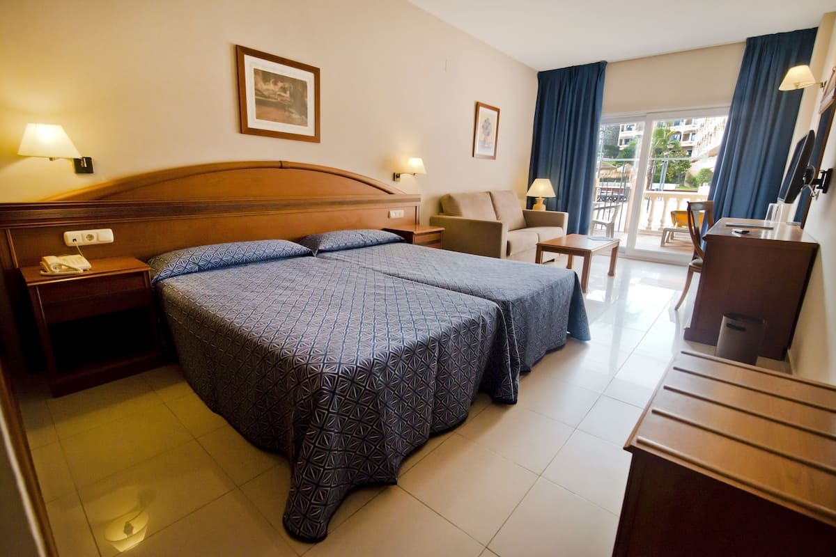 minibar, in-room safe, desk, blackout curtains